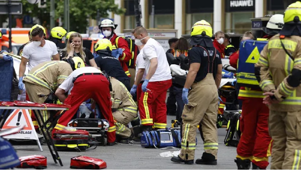 জার্মানিতে বেপরোয়া গাড়ির চাকায় পিষ্ট হয়ে নিহত ১, আহত ৩০