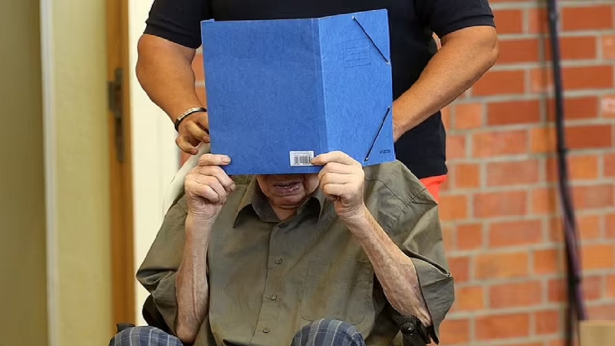 জার্মানিতে শতবর্ষী বৃদ্ধের ৫ বছরের জেল