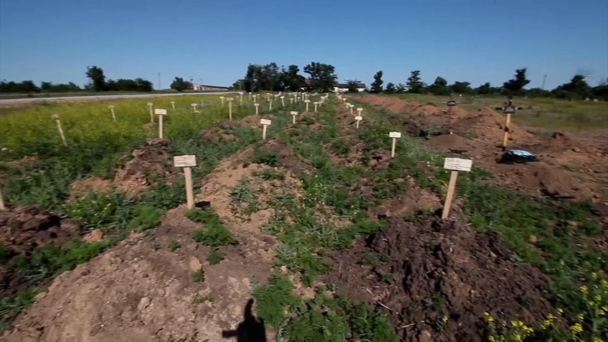 মারিওপোলের কাছে এক গ্রামে সন্ধান মিলেছে শতশত কবরের