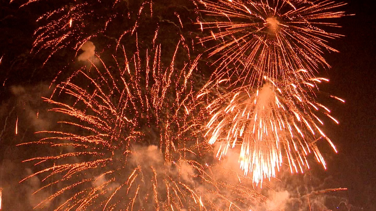 পদ্মা সেতুর উদ্বোধনে হাতিরঝিলে আতশবাজির আলোকচ্ছটায় আনন্দ উৎসব