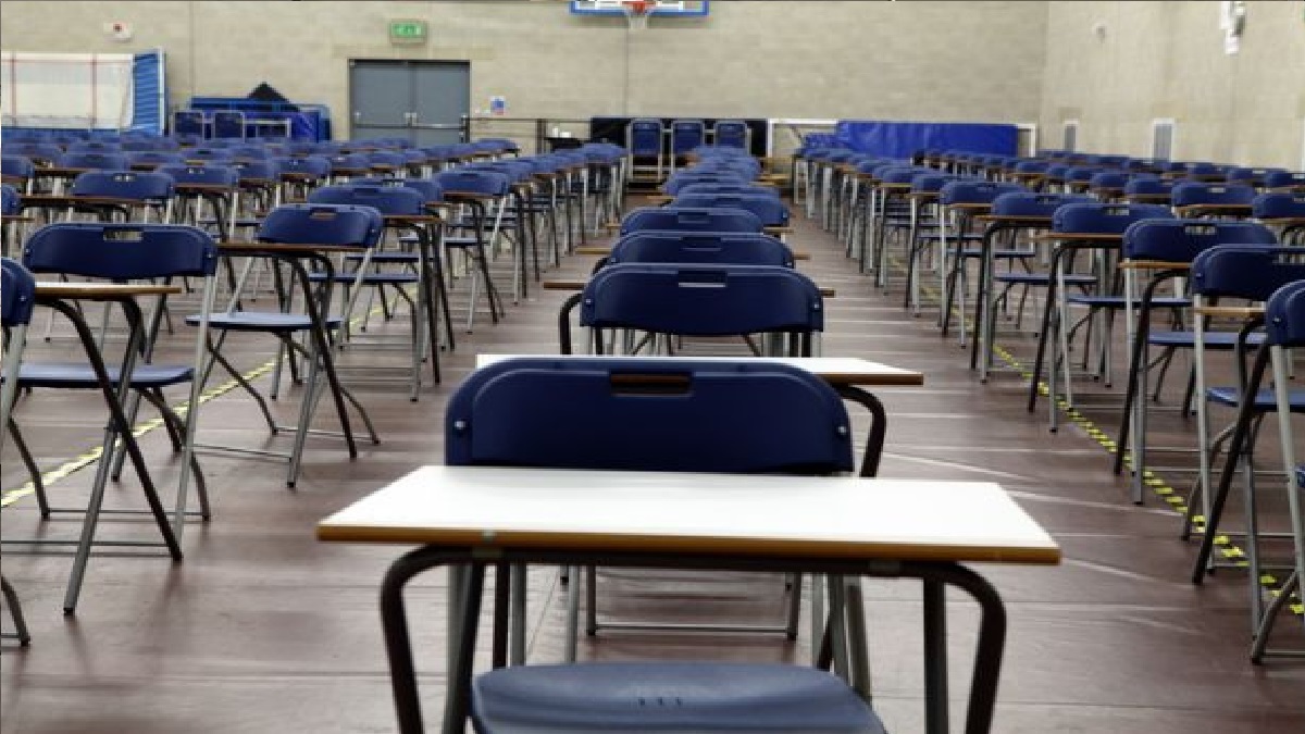 ভারতে একসাথে পরীক্ষায় বসে পাস করলেন ৪৩ বছরের বাবা, ফেল করলেন ছেলে