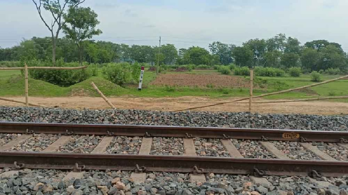 ‘আর পারছি না’ ভাইকে মেসেজ করে ট্রেন থেকে ঝাঁপ দিয়ে তরুণীর আত্মহত্যা!