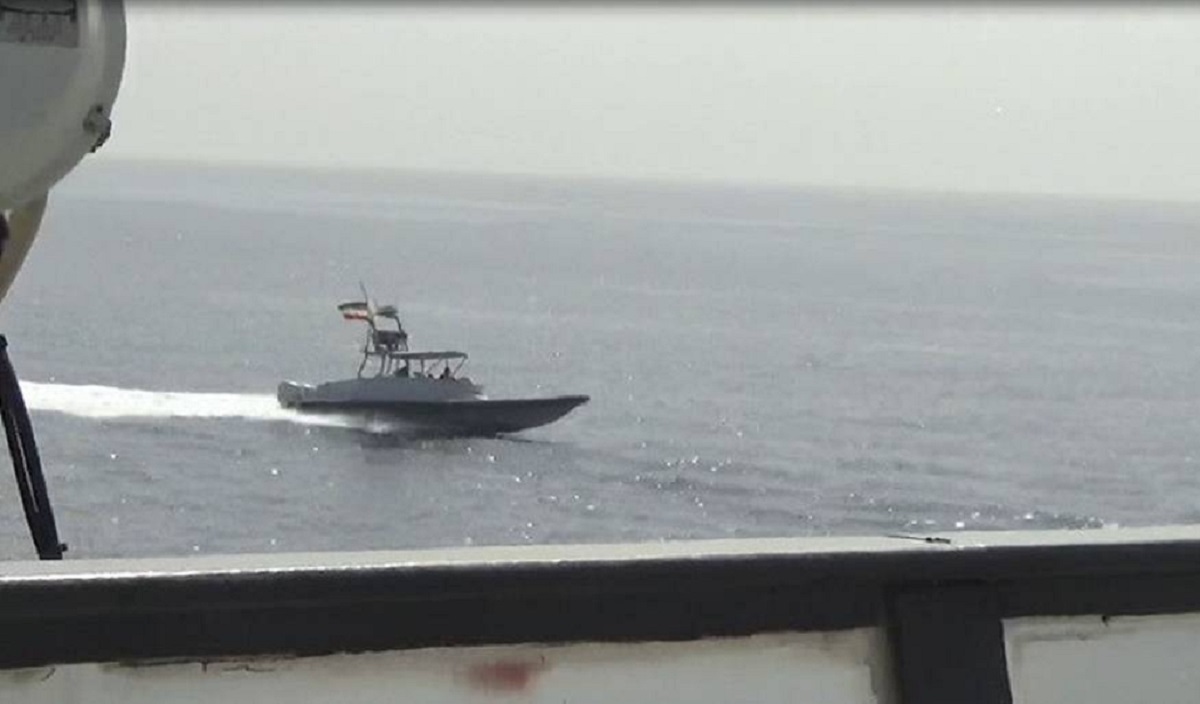 পারস্য উপসাগরে মার্কিন জাহাজকে ধাওয়া-পাল্টা ধাওয়া নিয়ে ফের উত্তেজনা ইরান-যুক্তরাষ্ট্রের