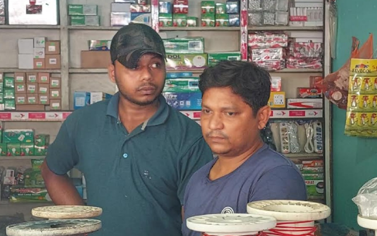 ইলেকট্রনিক পণ্যের ব্যবসার আড়ালে মাদক ব্যবসা, আটক ২