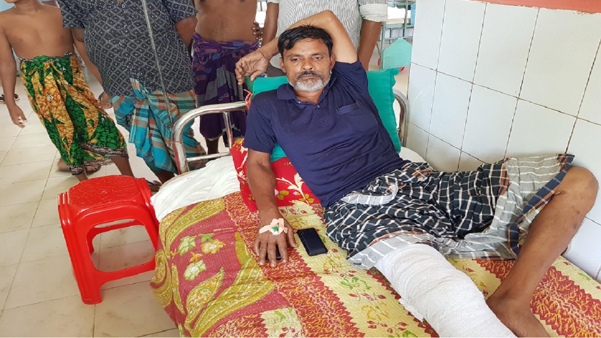 ঝিনাইদহে রাস্তায় গাছ ফেলে ডাকাতি, ড্রাইভারকে কুপিয়ে জখম