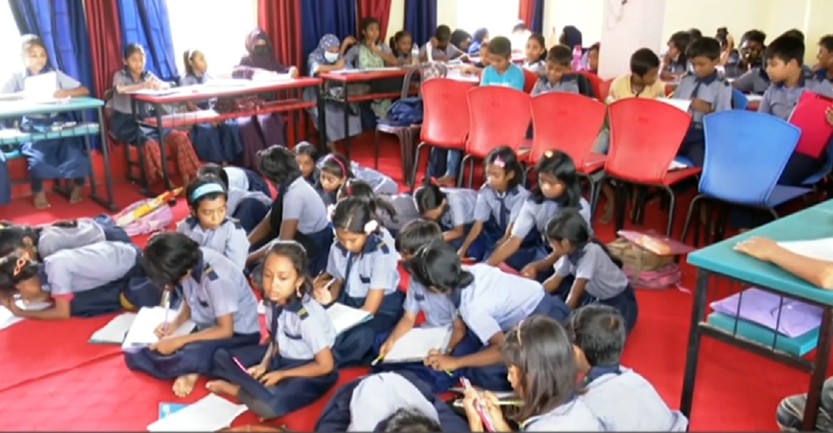 সরকারি বিদ্যালয়ের শ্রেণিকক্ষে জায়গা সঙ্কট, স্টোররুমে বসছে ক্লাস