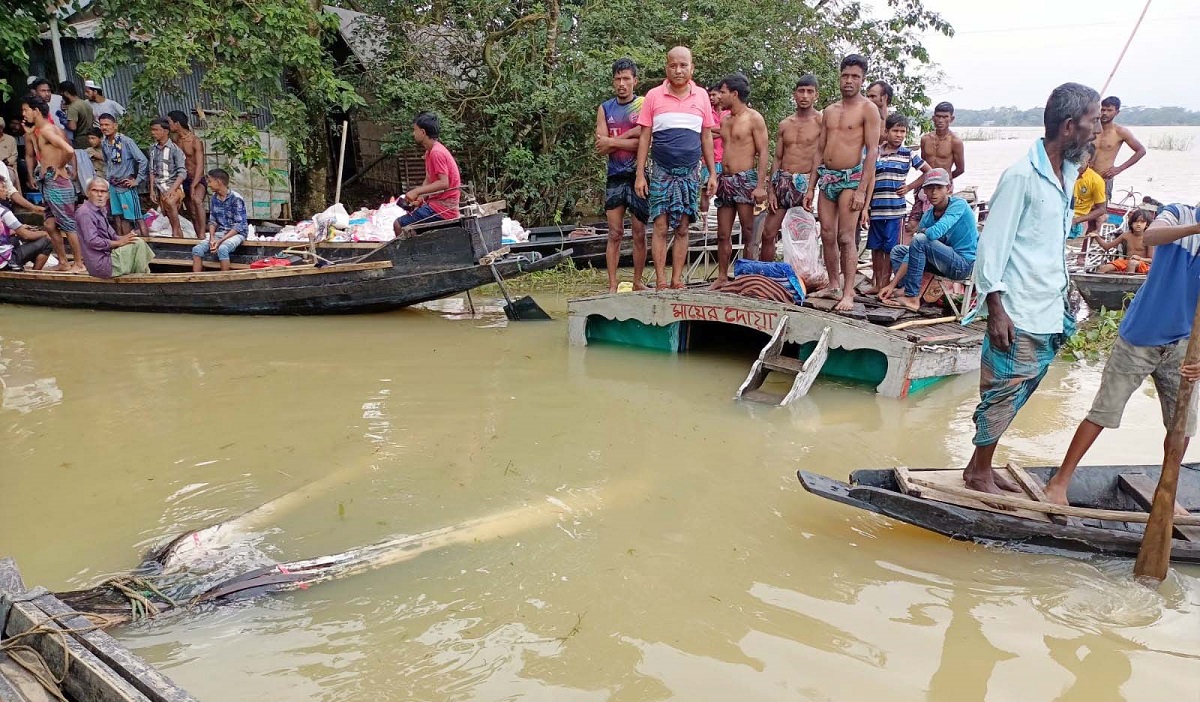 কলমাকান্দায় স্বেচ্ছাসেবীদের ত্রাণবাহী ট্রলারডুবি, ৯৯৯ এ ফোন করে রক্ষা