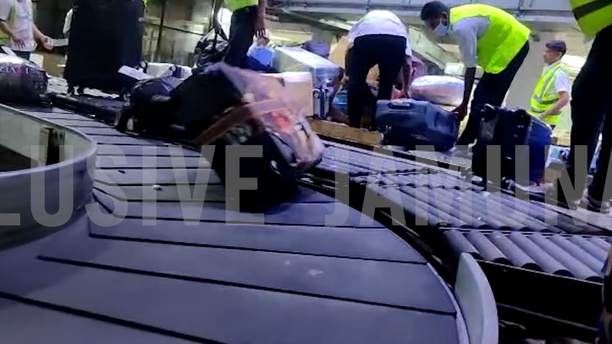 লাগেজ ছুড়ে মারার ঘটনায় বিমানের সিইও’র দুঃখ প্রকাশ