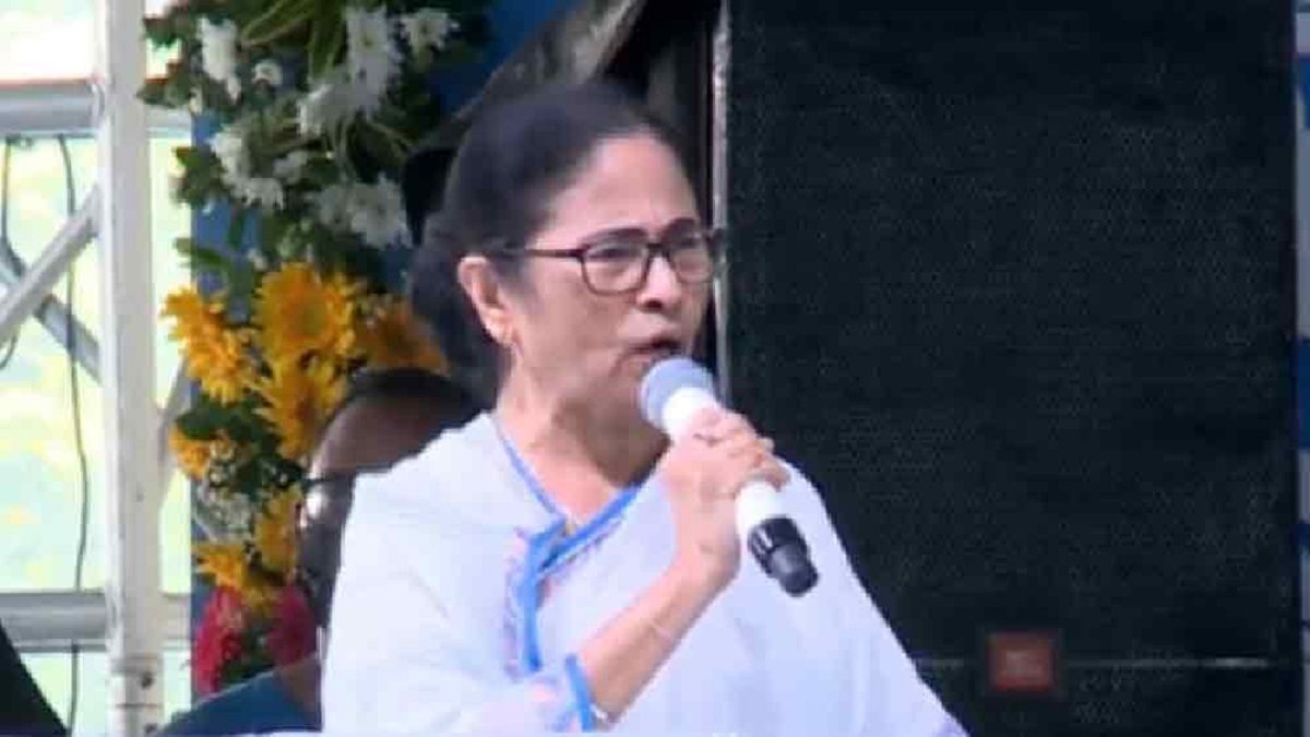 আদিবাসীদের সাথে নাচলেন মমতা