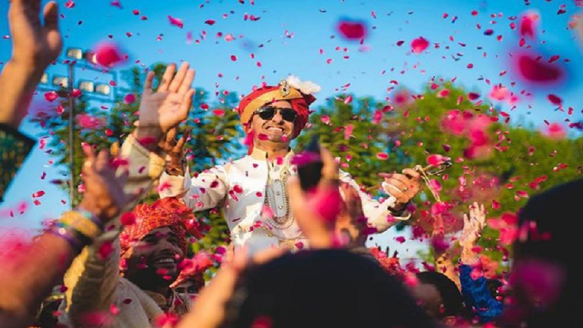 আমন্ত্রণ জানিয়েও বন্ধুদের রেখে বিয়ে করতে গেলেন বর! ৬০ লাখ টাকার মানহানির মামলা