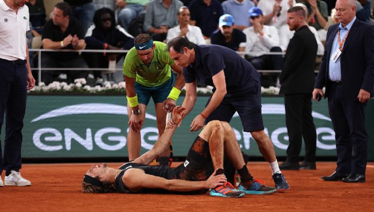 হুইলচেয়ারে কোর্ট ছাড়লেন জভেরেভ, ফরাসি ওপেনের ফাইনালে নাদাল