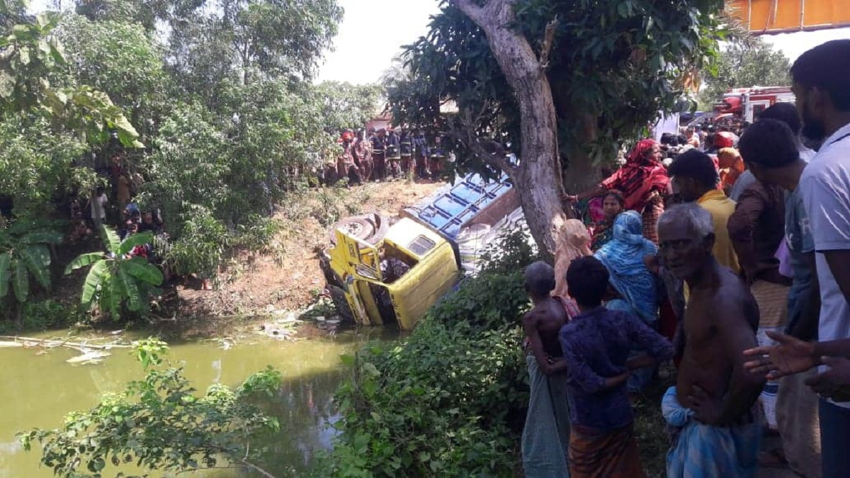 নওগাঁয় ট্রাক-অটোরিকশার মুখোমুখি সংঘর্ষে নিহত ৫