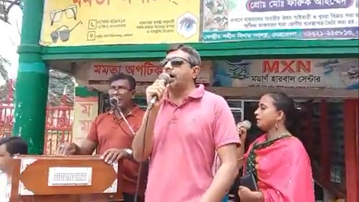 নেত্রকোণায় গান গেয়ে বন্যার্তদের জন্য অর্থ সংগ্রহ