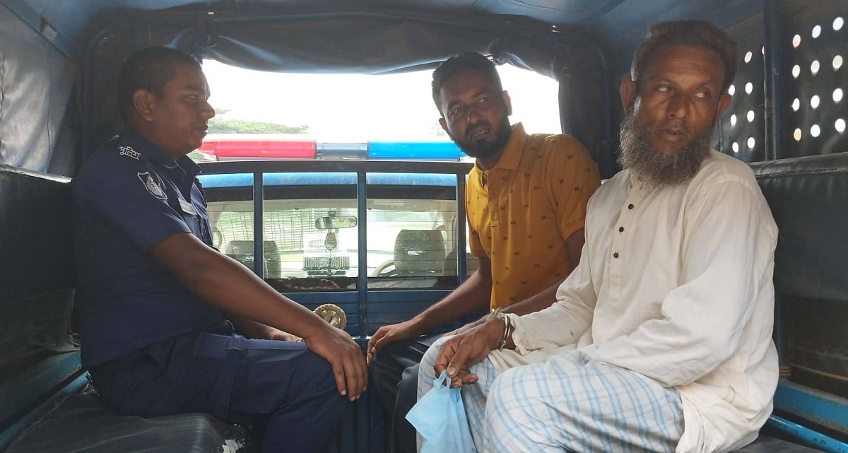 হাতিয়ায় সাউন্ড গ্রেনেড ও দেশীয় অস্ত্রসহ আটক ২