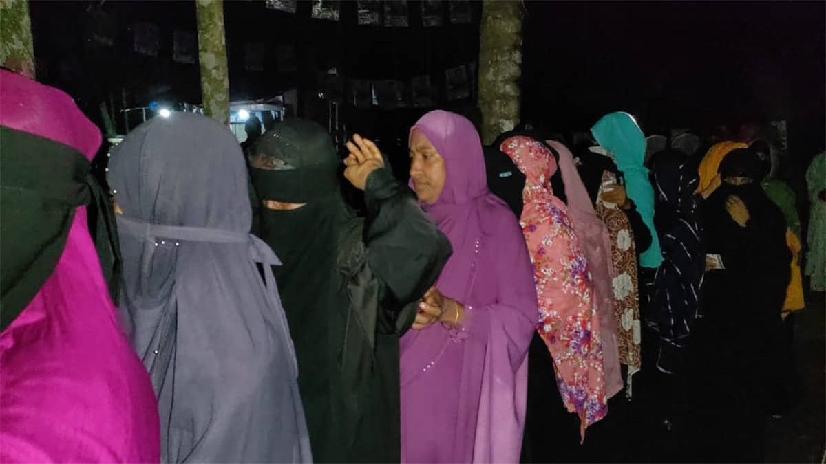 সেনবাগে রাত ৯টা পর্যন্ত ভোট দিলেন শতাধিক নারী ভোটার