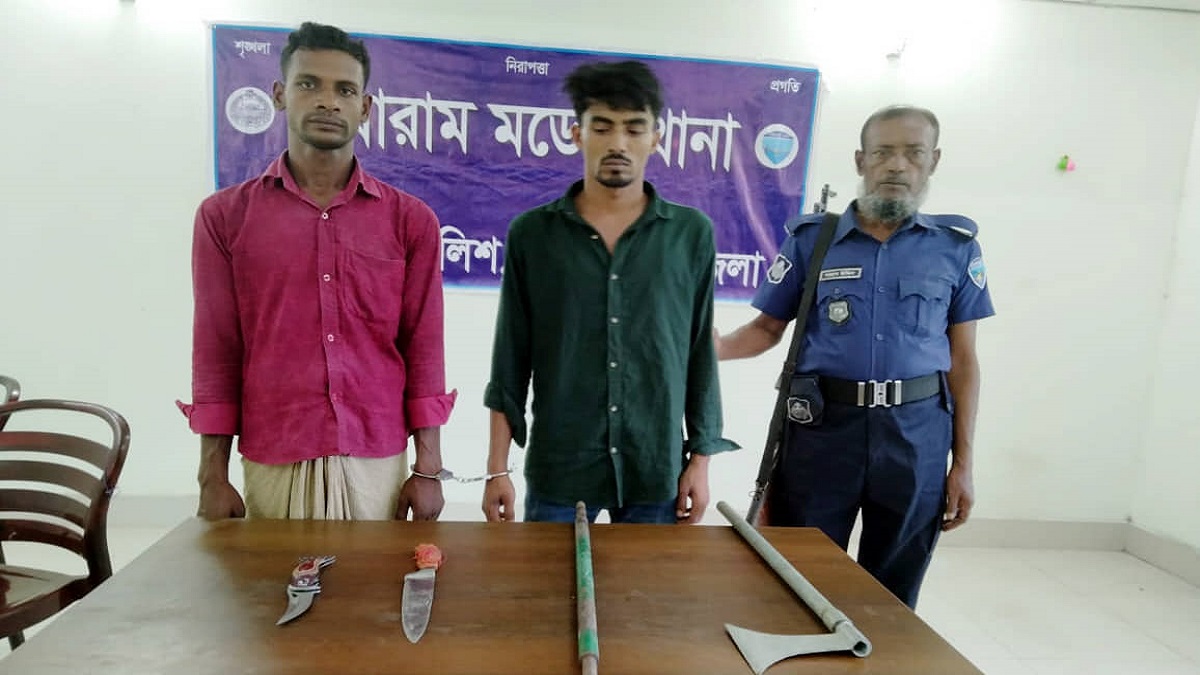 নোয়াখালীতে অস্ত্র ও ছিনতাইকৃত অটোরিকশাসহ গ্রেফতার ২