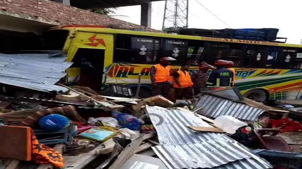 নোয়াখালীতে নিয়ন্ত্রণ হারিয়ে বাস ঢুকে পড়ল দোকানে, আহত ৭