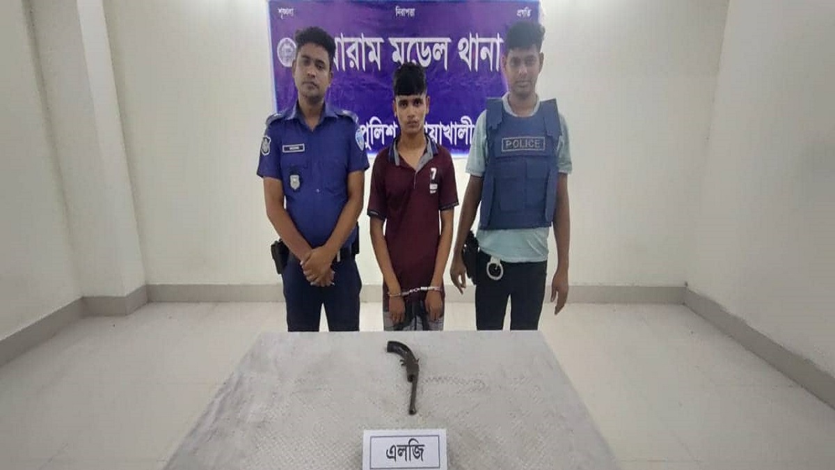 ৯ মামলার পলাতক আসামি পিচ্চি রাসেল আগ্নেয়াস্ত্রসহ গ্রেফতার