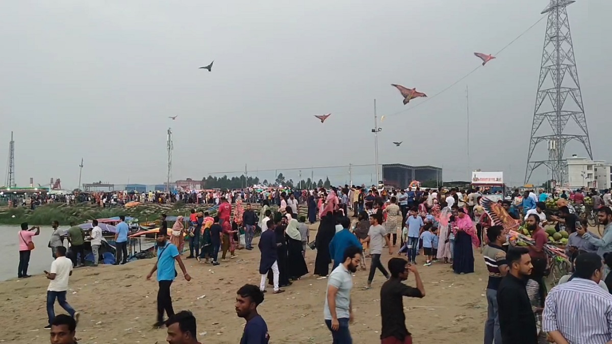 পদ্মা সেতু দেখতে ছুটির দিনে মাওয়ায় মানুষের ঢল