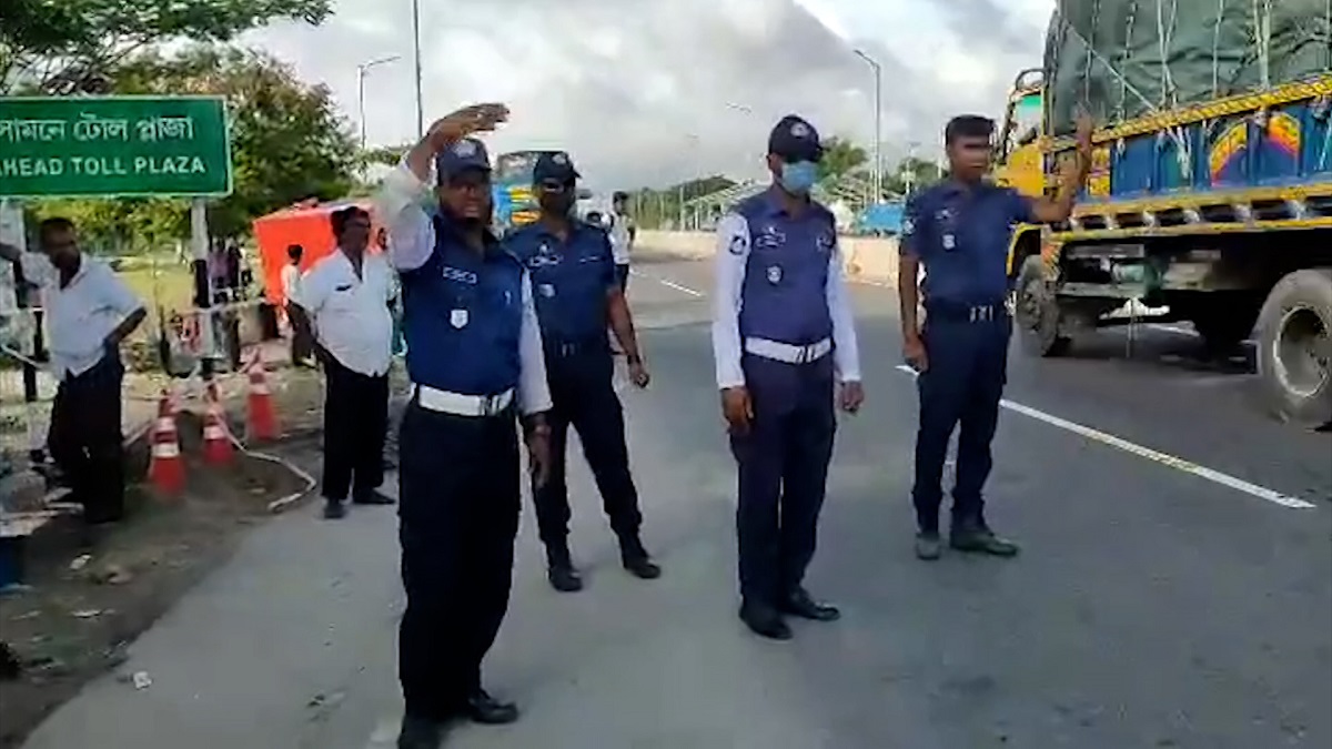পদ্মা সেতু পারাপারে শৃঙ্খলা রক্ষায় কঠোর অবস্থানে পুলিশ-সেনাবাহিনী
