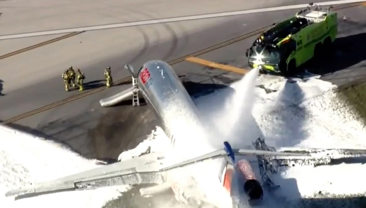 দেড়শো যাত্রী নিয়ে ভয়াবহ দুর্ঘটনা থেকে রক্ষা পেলো বিমান (ভিডিও)