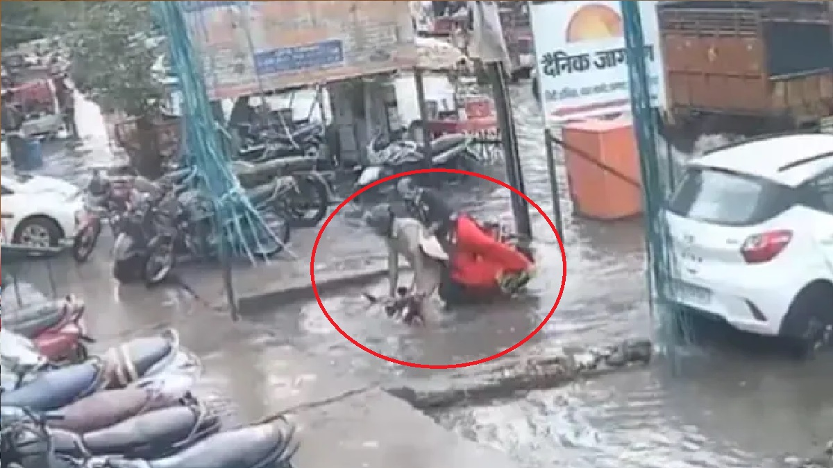 উত্তরপ্রদেশে ডুবে গেছে রাস্তা, স্ত্রীসহ ড্রেনে পড়ে গেলেন পুলিশকর্মী
