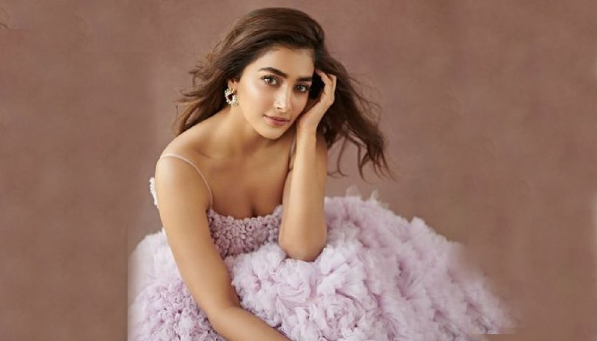 বিমানকর্মীর ‘অসভ্য’ আচরণের শিকার পূজা হেগড়ে, টুইটারে ক্ষোভ