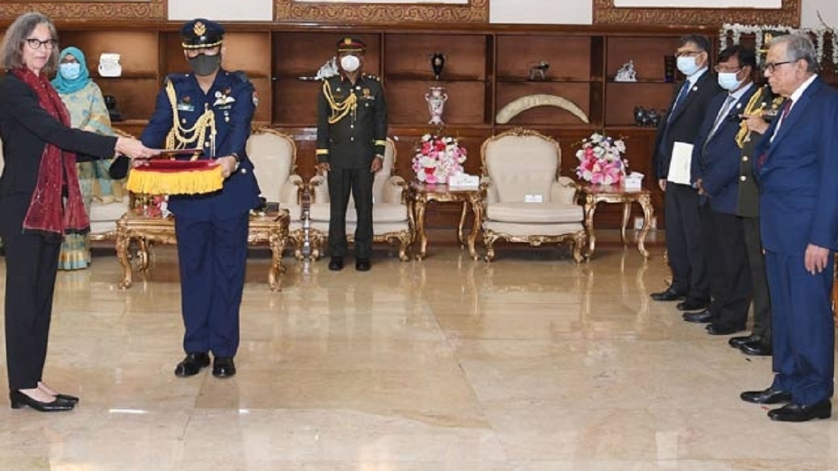 রাষ্ট্রপতির কাছে পরিচয় পেশ করলেন নতুন দুই রাষ্ট্রদূত