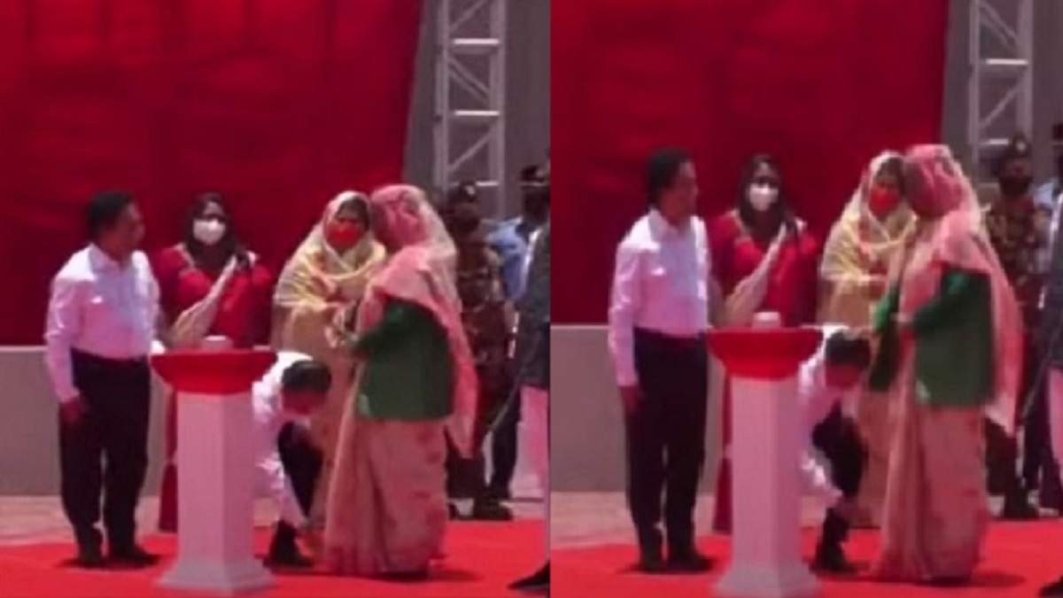 প্রধানমন্ত্রীকে পাঁ ছুয়ে সালাম করলেন সৈয়দ আবুল হোসেন