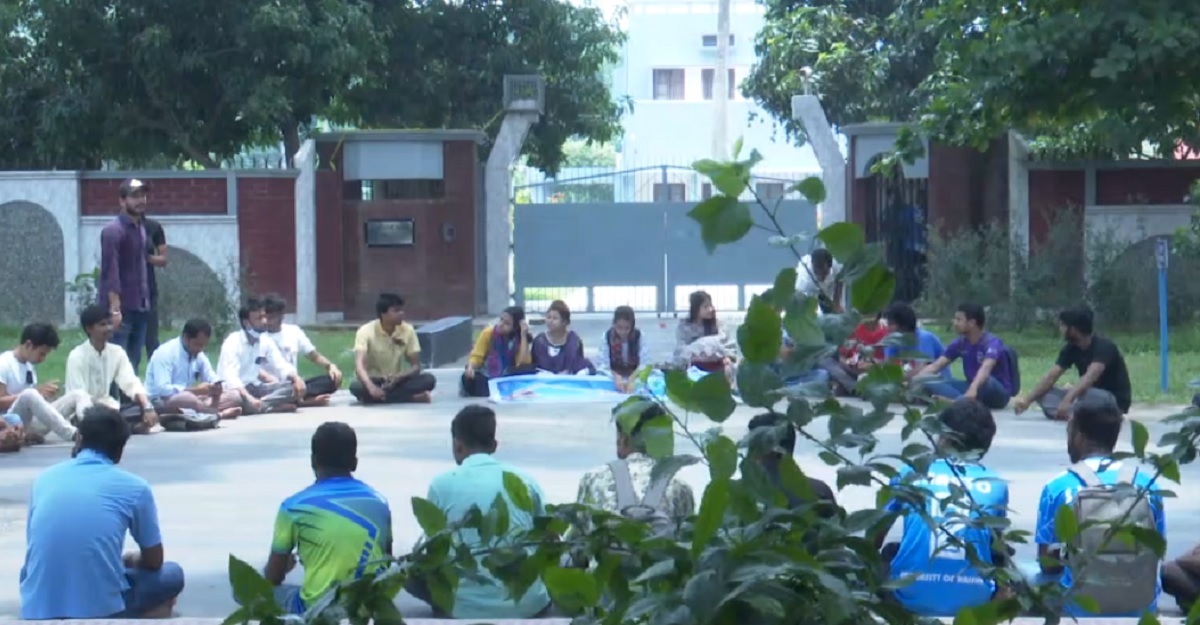 সাংবাদিক নির্যাতনের প্রতিবাদে রাবির প্রশাসনিক ভবন অবরোধ