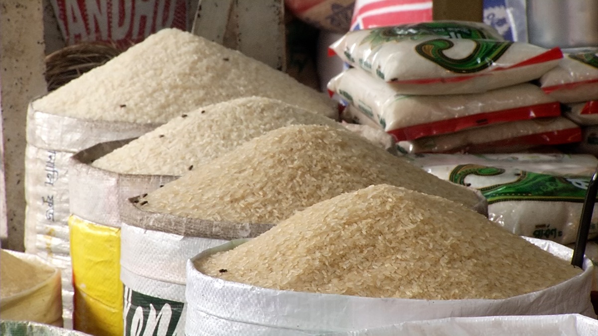 সরবরাহ ঠিক থাকলেও দাম কমছে না চালের