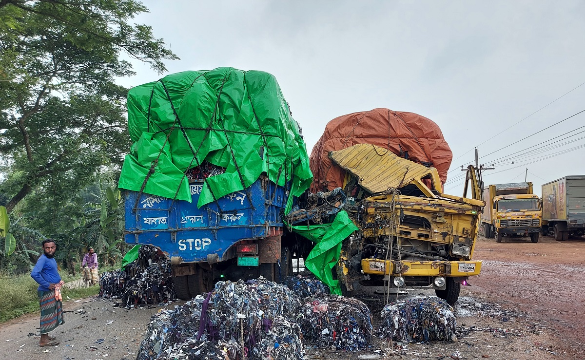 সিরাজগঞ্জের দুই ট্রাকের মুখোমুখি সংঘর্ষে প্রাণ গেলো পথচারীর