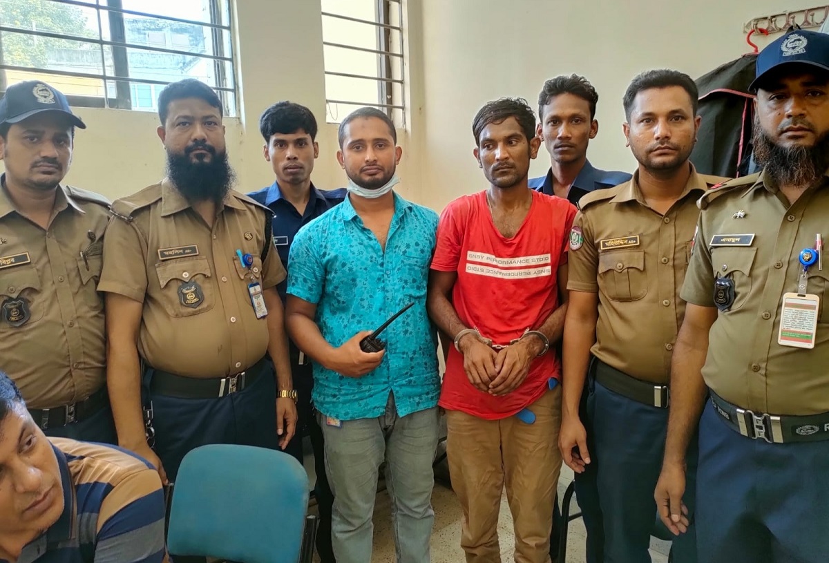 আখাউড়া রেলওয়ে নিরাপত্তা বাহিনীর হাতে টিকিট কালোবাজারি আটক