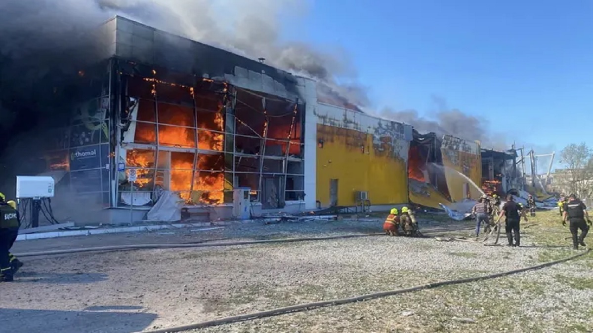 ইউক্রেনের শপিং সেন্টারে রুশ হামলায় নিহতের সংখ্যা বেড়ে ১৬