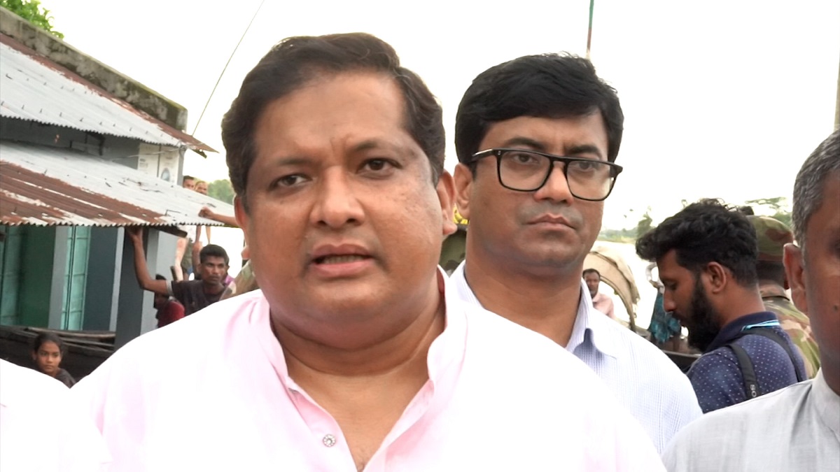 সিলেটে বন্যার্তদের মাঝে যুব ও ক্রীড়া প্রতিমন্ত্রীর ত্রাণ বিতরণ