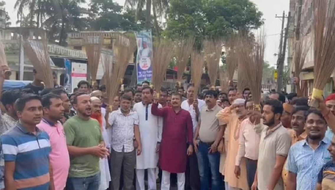 আইনমন্ত্রীকে নিয়ে কটূক্তির প্রতিবাদে সাবেক ভিপি নূরের বিরুদ্ধে ঝাড়ু মিছিল আখাউড়ায়