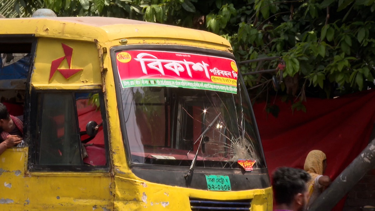 বাসে তরুণীকে যৌন হেনস্তাকারী চালক ও হেলপার গ্রেফতার