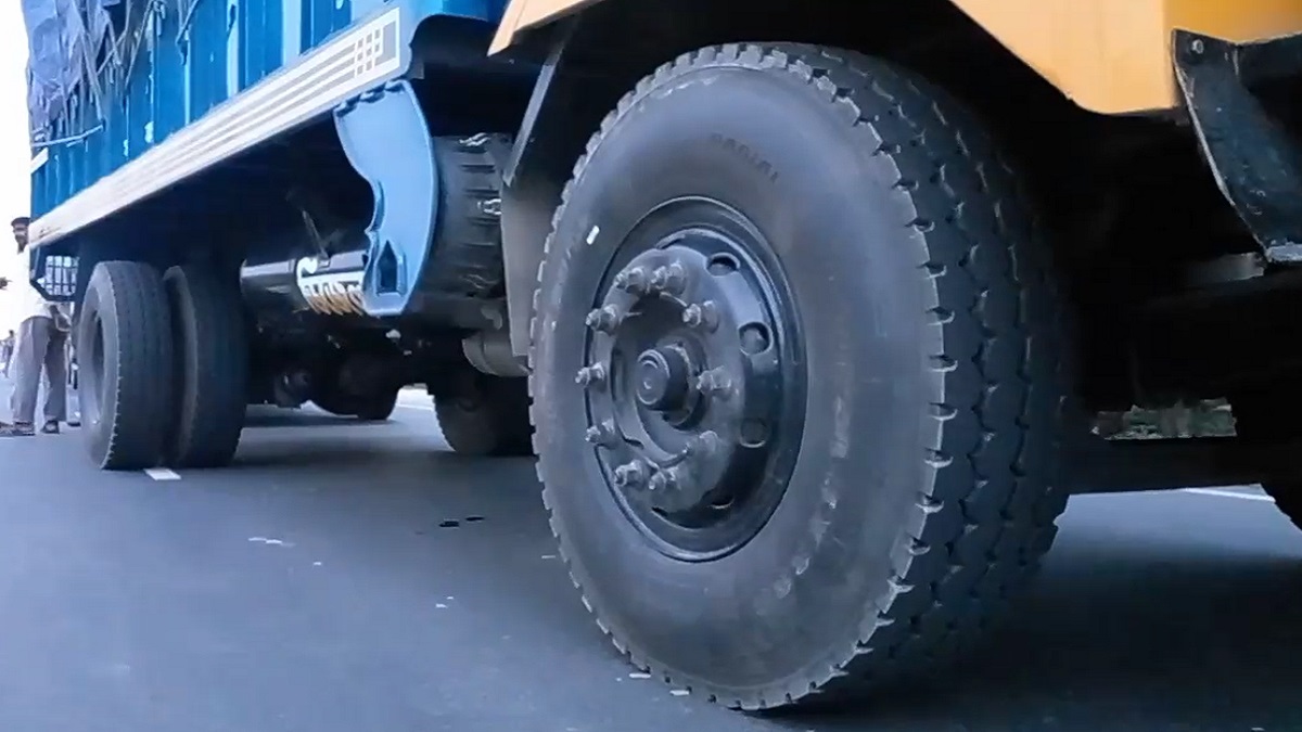 দিনাজপুরে ঘোষণা ছাড়াই শ্রমিকদের ধর্মঘট, থমকে আছে রাস্তাঘাট