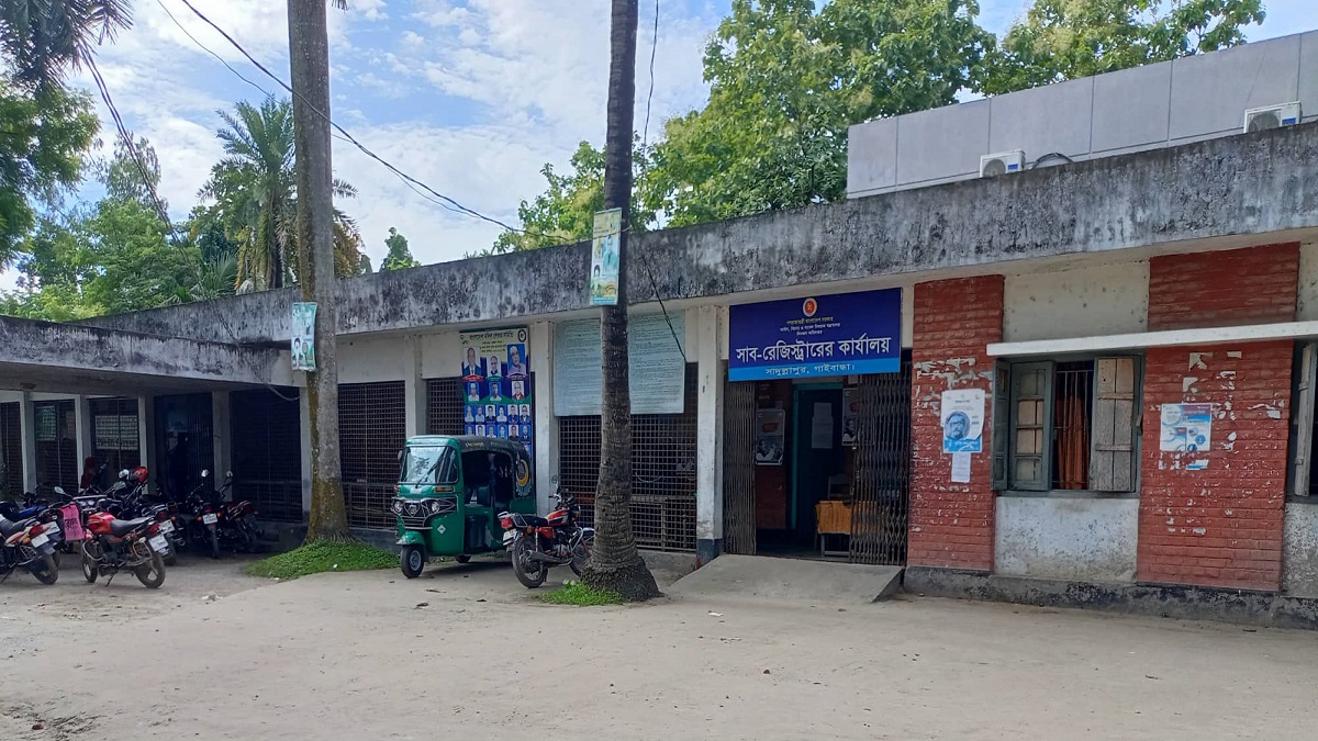 শোকজের প্রতিবাদে দুই দিন ধরে কর্মবিরতি সাদুল্লাপুরের দলিল লেখকদের