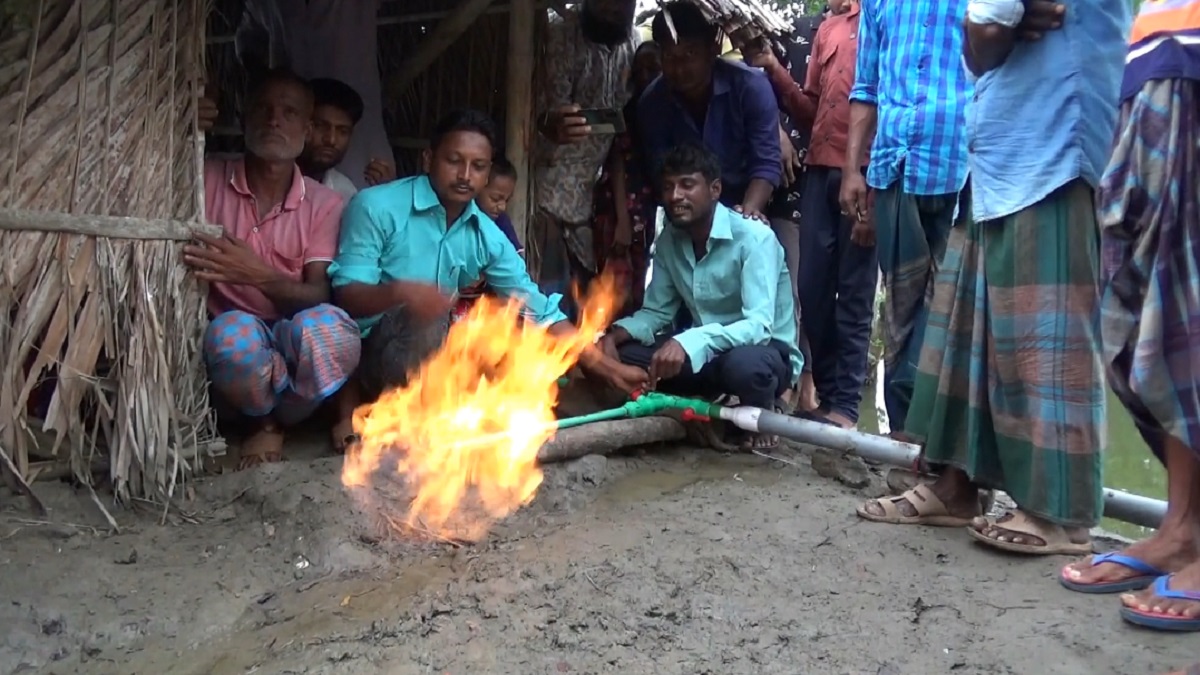 মোংলায় মাছের ঘের থেকে ওঠা গ্যাস দিয়ে চলছে রান্নাবান্না!