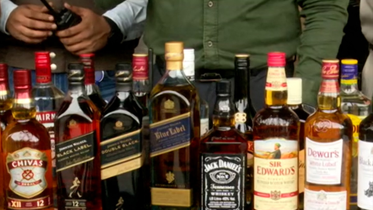 চট্টগ্রাম বন্দরে বিপুল বিদেশি মদের চালান আটক