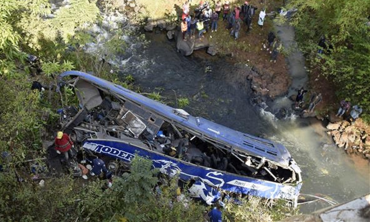 কেনিয়ায় যাত্রীবাহী বাস খাদে পড়ে নিহত ৩৪