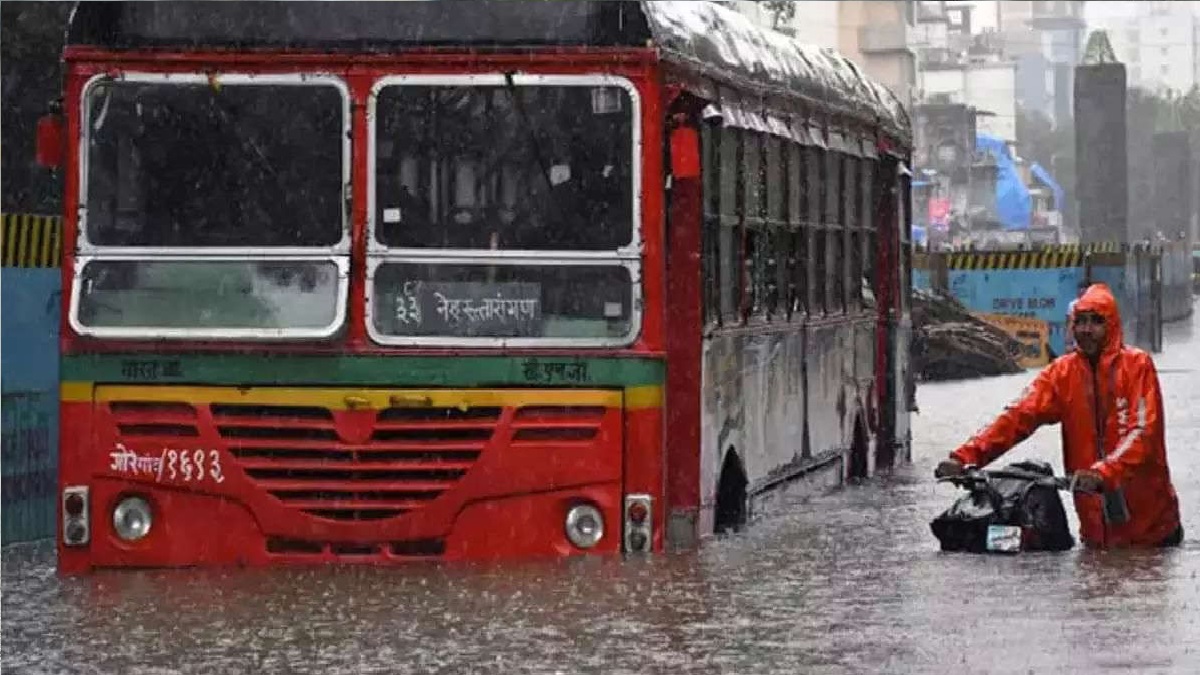 বন্যায় বিপর্যস্ত মুম্বাই, কোমর পানিতে প্লাবিত বেশিরভাগ এলাকা