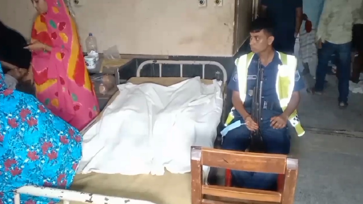 মৃত স্বজনকে দেখে বাড়ি ফেরা হলো না তাদের