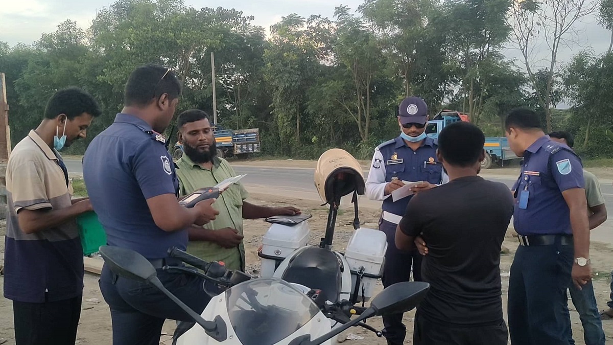 পদ্মা সেতুতে মোটরসাইকেল পারাপার করায় ৩ ট্রাক চালক আটক