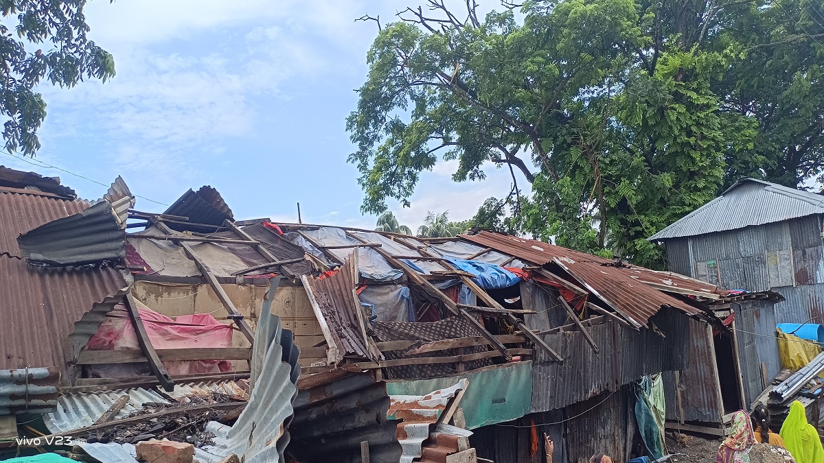 পটুয়াখালীতে ৩০ সেকেন্ডের টর্নেডো; উড়ে আসা টিনের আঘাতে বাবা নিহত, গোসলে গিয়ে মেয়ে আহত