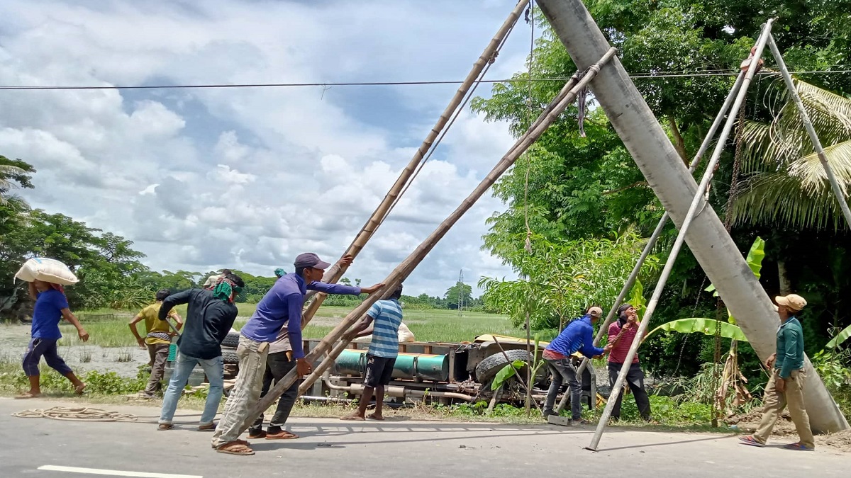 ট্রাকের ধাক্কায় খুঁটি ভেঙ্গে বিদ্যুৎ বিচ্ছিন্ন পিরোজপুর শহর , ভোগান্তিতে লাখো মানুষ