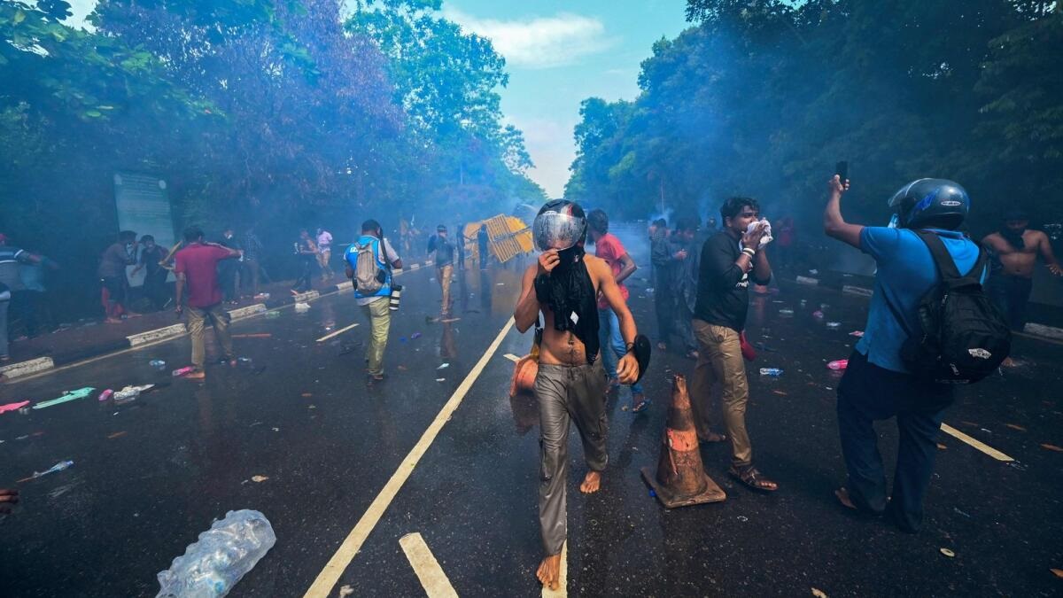 আবার উত্তপ্ত শ্রীলঙ্কা, কারফিউ দিয়ে শৃঙ্খলা নিয়ন্ত্রণের চেষ্টা