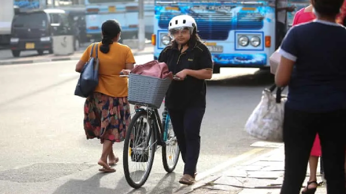 গাড়ি বাসায় রেখে বাইসাইকেলে ঝুঁকছেন শ্রীলঙ্কানরা