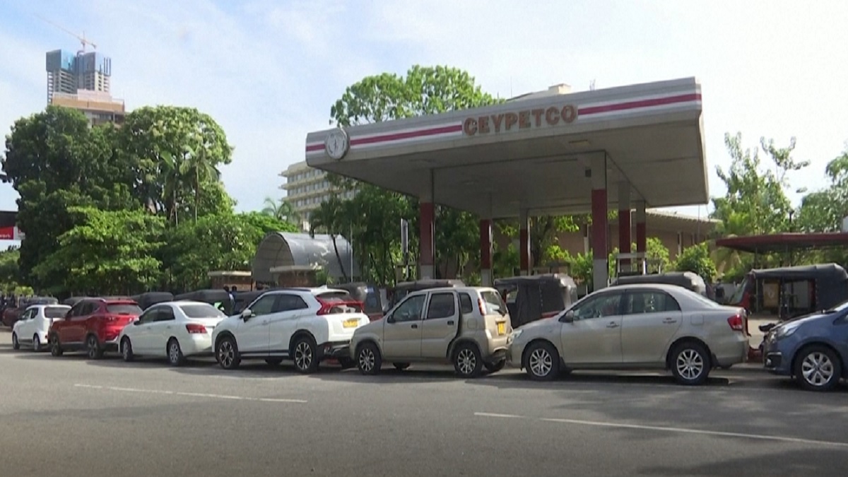 একদিনের পেট্রোলও মজুদ নেই শ্রীলঙ্কায়